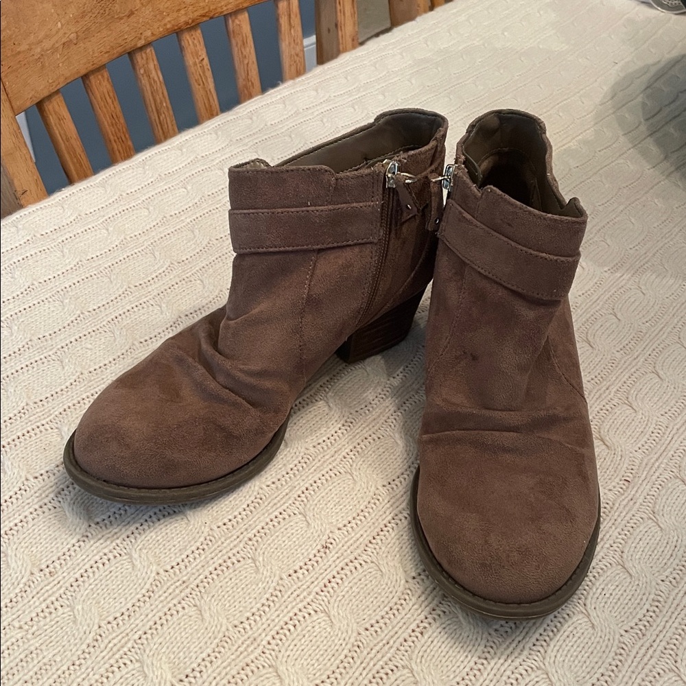 Women’s 7.5 Dr. Scholl’s Janessa ankle boots inside zipper metal buckle detail